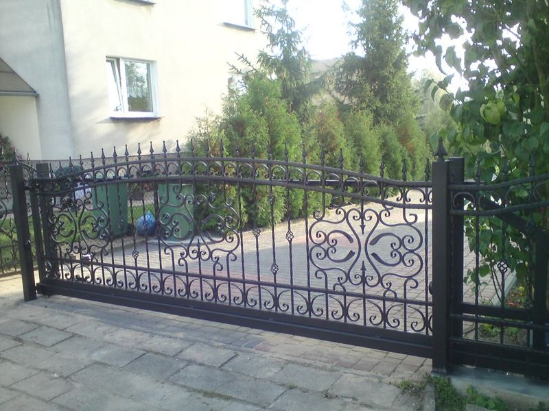 Brama stalowa czarna. Przesuwna samonośna, cynkowana, malowana proszkowo na czarno.