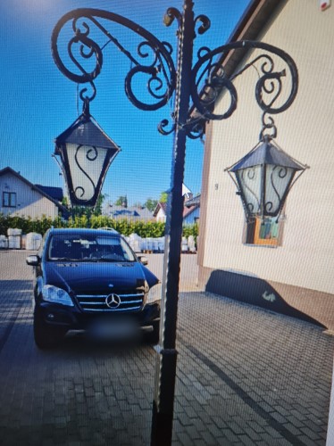 Lampa stojąca czarna podwójna zewnętrzna metalowa kuta