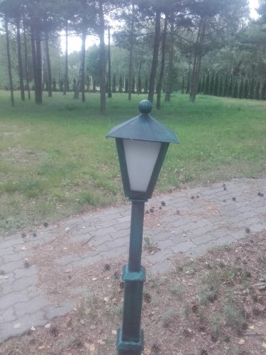 Lampa stojąca czarna pojedyncza zewnętrzna metalowa kuta wersja druga