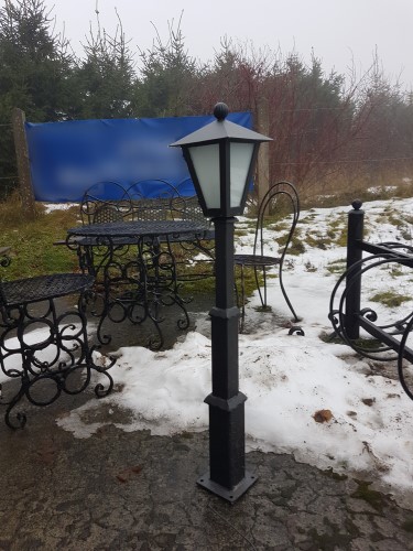 Lampa stojąca czarna pojedyncza zewnętrzna metalowa kuta