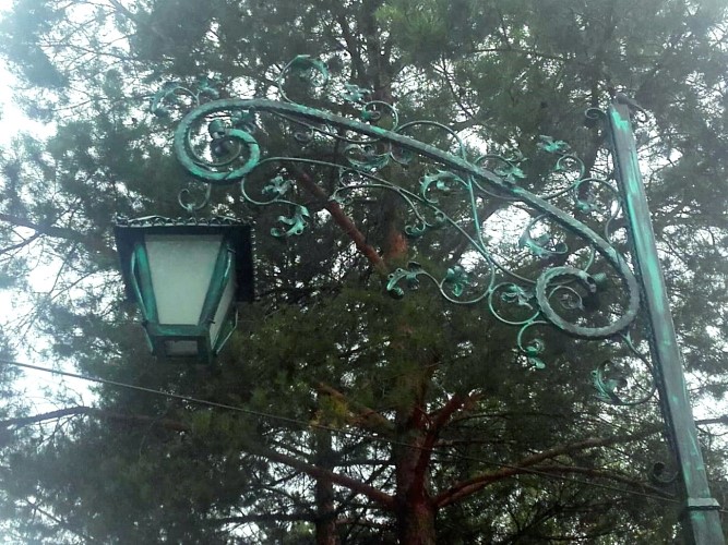 Lampa wisząca zielona zewnętrzna metalowa kuta